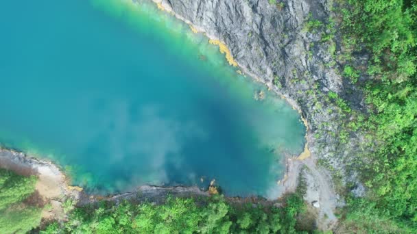 空中观看湖泊或池塘在阳光充足的好天气里美丽的新鲜而原始的自然美景无人机拍摄的高质量视频俯瞰美丽的水面 — 图库视频影像