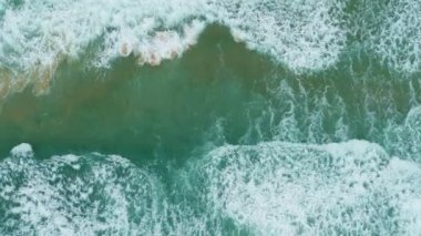 Yaz mevsiminde Phuket Denizi 'nin ve kumsalın havadan görünüşü. Okyanus dalgası köpükleriyle inanılmaz bir sahil. Deniz yüzeyinin güzel deniz manzarası. Yaz tatili için seyahat yeri kavramı