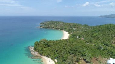 Surin Sahili 'nde yer alan Phuket Adası' ndaki Tropik sahil manzarası. Tayland Phuket Seyahat ve İş Turu arka planı.