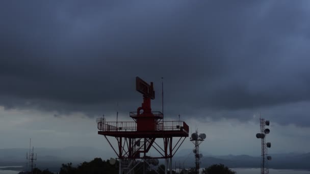 Radar Comunicazioni Torre Aereo Brutto Tempo Giorno Pioggia Nuvole Scure — Video Stock