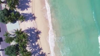 Güzel tropikal deniz kumlu sahili ve kumsala vuran dalgaların yukarıdan görünüşü Phuket Patong plajındaki güzel deniz yüzeyi ünlü turizm merkezidir.