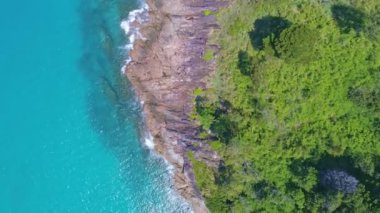 Okyanustaki deniz kıyısı kayalarının insansız hava aracı kamerası. Güzel deniz yüzeyi. Tayland 'ın Phuket adasında kayalıklara çarpan inanılmaz deniz dalgaları. Hava gözlem dronu 4k Yüksek kalite görüntü