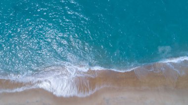 Hava manzaralı kumlu sahil ve dalgalar güzel tropikal deniz yaz mevsimi görüntüsü Aerial view drone çekimi, yukarıdan aşağıya yüksek açılı görüntü