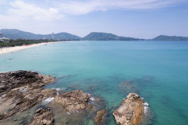 Phuket Adası Tayland 'daki güneşli tropikal okyanus üzerindeki deniz dalgaları üzerinde mavi deniz yüzeyinin arka plan görüntüsü. Seyahat ve tur arka planı.