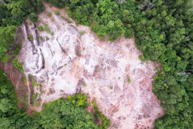 Kuru arazi manzarası, kuş bakışı manzara. Doğa çevresi. İnsansız hava aracının kuru manzarası. Küresel ısınma kavramı