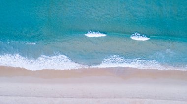 Hava manzaralı kumlu sahil ve dalgalar güzel tropikal deniz yaz mevsimi görüntüsü Aerial view drone çekimi, yukarıdan aşağıya yüksek açılı görüntü