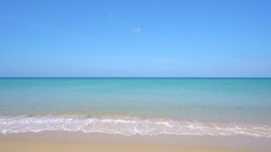 İnanılmaz güzel Phuket plajı kumlu sahillere dalgalar çarpıyor Tayland manzarası pembe kumsal denizi ve açık mavi gökyüzü yaz mevsiminde Phuket Tayland plajında