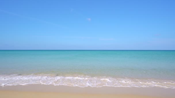 태국의 모래가 해변에 파도와 충돌하는 아름다운 여름철에는 모래사장이 보이고 여름철에는 — 비디오