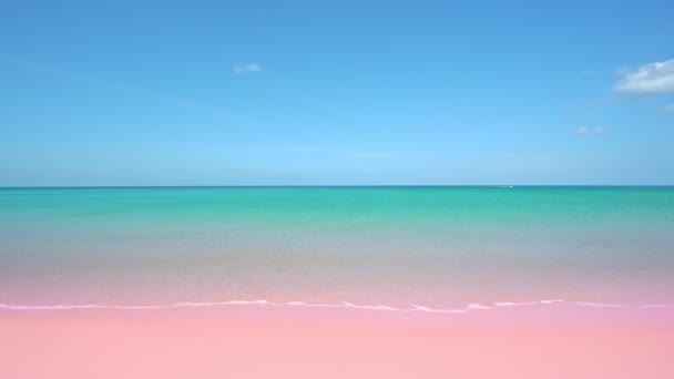 美丽的布吉海滩 海浪冲刷在沙滩上 美丽的布吉海滩 美丽的泰国风景 粉红的沙滩 夏日清澈的蓝天 — 图库视频影像