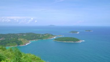 İnanılmaz manzara manzarası Phahindum bakış açısı ve dağların üzerindeki gölge bulutlar Phuket Tayland 'ın popüler simgesi gün batımını görmek için manzara manzarası
