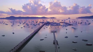 Phuket denizi gündoğumu gökyüzü. Chalong Körfezi 'nin birçok teknesi, uzun kuyruklu balıkçı tekneleri, Phuket Tayland' da yelkenli tekneleri var. Seyahat ve ulaşım endüstriyel kavramı