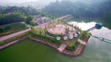 Sabah Dam Gölü Dağları 'nın orman yeşili desenli havadan görüntüsü. Güneşli bir gün yaz havası İHA 'sı havadan çekim yaptı.