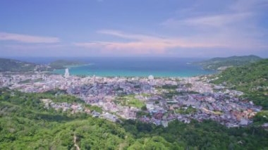 Phuket Tayland Havacılık Manzarası Okyanusu. Phuket Körfezi Patong Körfezi 'nde önü dağ manzaralı. Patong şehrinin manzarası güneşli yaz gününde.