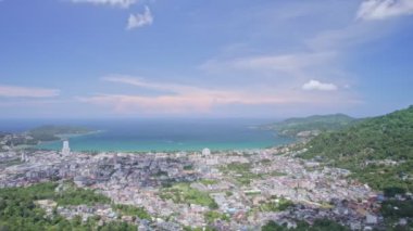 Phuket Tayland Havacılık Manzarası Okyanusu. Phuket Körfezi Patong Körfezi 'nde önü dağ manzaralı. Patong şehrinin manzarası güneşli yaz gününde.