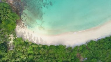 Phuket plaj denizi İnanılmaz sahil manzarası Tropikal sahil manzarası güzel Phuket adası Özgürlük plajı Phuket Tayland Phuket adası seyahat etmek için turisttir
