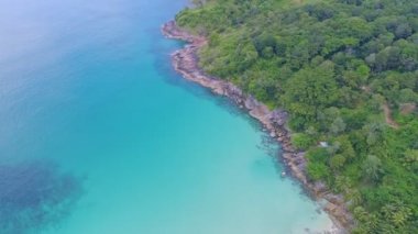 Phuket plaj denizi İnanılmaz sahil manzarası Tropikal sahil manzarası güzel Phuket adası Özgürlük plajı Phuket Tayland Phuket adası seyahat etmek için turisttir