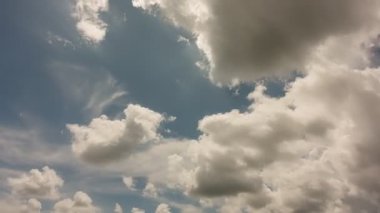 Mavi gökyüzü beyaz bulutlar Bulutlu zaman çizelgesi İnanılmaz yaz mavi gökyüzü Doğada zaman kaybı İyi hava günü arkaplan 4-K