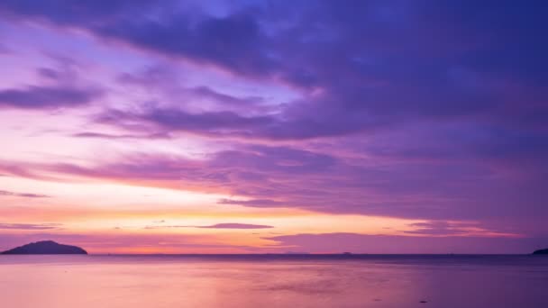 经典英语成语故事 美丽的时间流逝壮观的日出紫色的天空风景迷人的自然云和云彩的光芒飞走了色彩艳丽的自然日出或日落云彩时间旅行的自然背景 — 图库视频影像