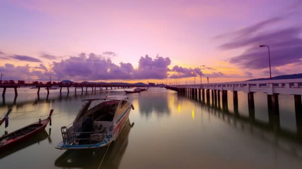 Phuket泰国 日出或日落时拉普斯卡龙码头在普吉岛的海面上 美丽多彩的夜空令人惊叹 美丽的轻盈的自然 戏剧化的天空乌云密布在天空中 — 图库视频影像