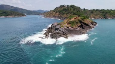 Phuket Thailand 'daki Laem Promthep Pelerini' nde kayalara çarpan hava manzaralı deniz dalgası. Phuket manzaralı Tayland 'da ünlü bir turizm merkezidir.