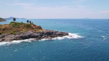 Phuket Thailand 'daki Laem Promthep Pelerini' nde kayalara çarpan hava manzaralı deniz dalgası. Phuket manzaralı Tayland 'da ünlü bir turizm merkezidir.