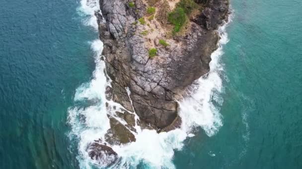 Aerial View Phuket Tengerparton Hullámok Összeomlik Sziklák Laem Promthep Cape — Stock videók