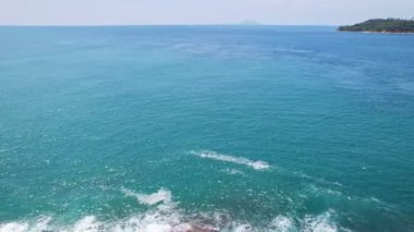 Phuket Thailand 'daki Laem Promthep Pelerini' nde kayalara çarpan hava manzaralı deniz dalgası. Phuket manzaralı Tayland 'da ünlü bir turizm merkezidir.