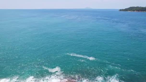空中ビュープーケット海岸Laem岬の岩の上に波がクラッシュプーケットタイの美しい海を岬 プーケットビューポイントは タイで有名な観光地です — ストック動画