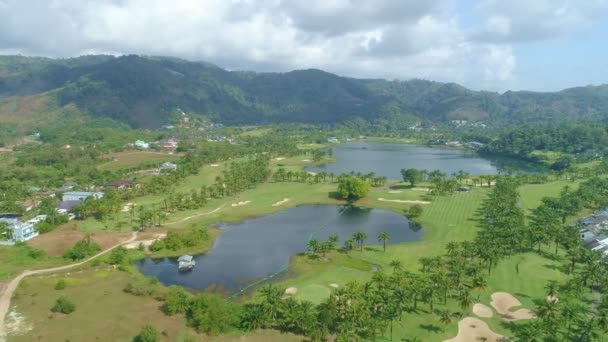 Vista Aérea Campo Golfe Com Colocação Grama Verde Árvores Campo — Vídeo de Stock