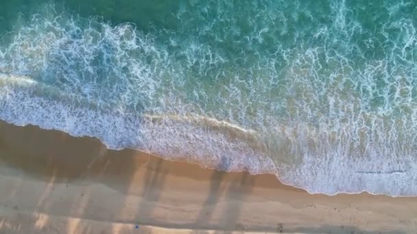 夏の季節にプーケットの海と砂のビーチの空中ビュー 海の波の泡と素晴らしい海のビーチ 海面の美しい自然景観 コンセプトホリデー夏旅行先 — ストック動画