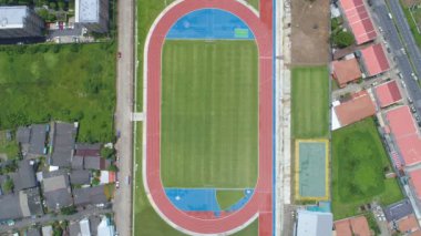 Hava manzaralı yeni stadyum üstü İHA manzaralı yeşil futbol sahası havadan görüntüler İHA uçuşu inanılmaz yeni bir futbol sahası vurdu.