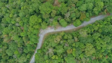 Hava manzaralı yol kıvrımları. Otoyol ve otoban yolu. Sinema insansız hava aracı 4K yüksek kaliteli dağdaki virajlı yolda uçuyor.