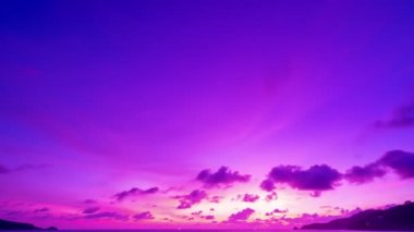 Siberpunk renk eğilimi popüler arka plan. Zaman ayarlı doğa Gün batımının güzel hareket bulanıklığı ya da gündoğumunun renkli dramatik görkemli gökyüzü gün batımında inanılmaz bulutlar ve mor bulutlar.