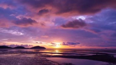 Siberpunk renk eğilimi popüler arka plan. Zaman ayarlı doğa Gün batımının güzel hareket bulanıklığı ya da gündoğumunun renkli dramatik görkemli gökyüzü gün batımında inanılmaz bulutlar ve mor bulutlar.