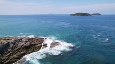 Phuket Thailand 'daki Laem Promthep Pelerini' nde kayalara çarpan hava manzaralı deniz dalgası. Phuket manzaralı Tayland 'da ünlü bir turizm merkezidir.