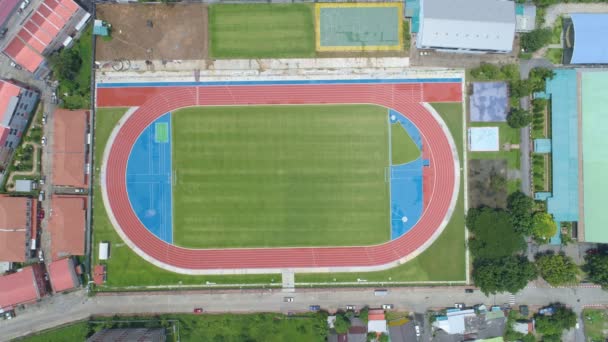 鸟瞰新球场从无人机俯瞰绿色足球场空中镜头无人机射中了令人惊奇的新足球场 — 图库视频影像