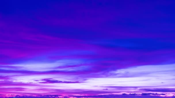 网络朋克色彩潮流流行背景 日落时分美丽的运动朦胧的夕阳或日出五彩斑斓的壮观风景天空在夕阳的天空中闪烁着令人惊奇的云彩紫色的云彩 — 图库视频影像