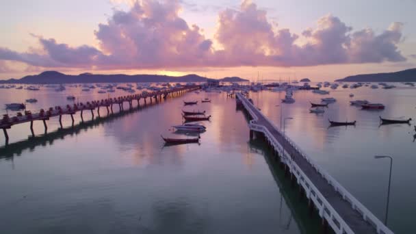 普吉海日出的天空 在泰国普吉岛 有许多游艇 长尾渔船 可以从空中俯瞰潮湾 旅行和运输工业概念 — 图库视频影像