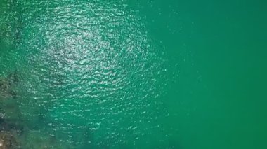 Deniz yüzeyi. Okyanusta köpüren ve sıçrayan güzel dalgalar. Phuket Tayland 'da açık denizde güzel dalgalar seyahat ve turne arka planı