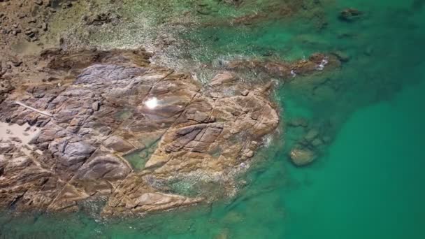 海相中海滨岩石的航空摄象机 美丽的海面在泰国普吉岛 惊人的海浪冲击着岩石的海景 Aerial View Drone High Quality Footage — 图库视频影像