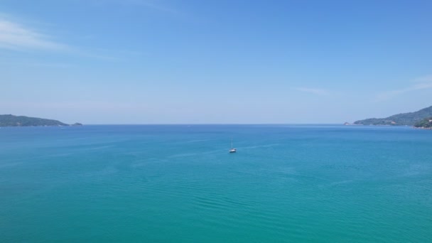 공중에서 여름에 아름다운 해변을 수있다 어메이징 바다에 보트가 있습니다 관광객들의 — 비디오