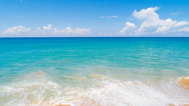 Mavi deniz yüzeyinin hava görüntüsü su dokusu arka plan ve güneş yansımaları Havadan uçan dron görüntüsü Phuket Adası Tayland 'daki güneşli tropikal okyanusta su yüzeyi dokusu dalgaları