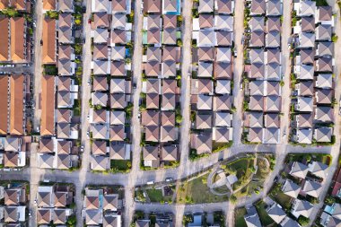 Yeni bir emlak şirketi. Günbatımında veya gündoğumunda konutların ve garaj yollarının hava manzarası. Phuket thailand 'daki özel evlerin yukarıdan aşağı manzarası.
