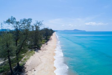 Phuket Adası Tayland 'daki güneşli tropikal okyanus üzerinde deniz üzerinde uçan insansız hava aracının mavi deniz yüzeyinin arka plan görüntüsü. Seyahat ve tur arka planı.