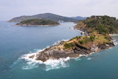 Phuket Thailand 'daki Laem Promthep Pelerini' nde kayalara çarpan hava manzaralı deniz dalgası. Phuket manzaralı Tayland 'da ünlü bir turizm merkezidir.