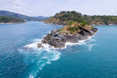 Phuket Thailand 'daki Laem Promthep Pelerini' nde kayalara çarpan hava manzaralı deniz dalgası. Phuket manzaralı Tayland 'da ünlü bir turizm merkezidir.