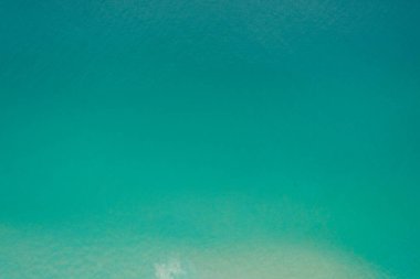 Deniz yüzeyi hava manzarası, Kuş bakışı fotoğraf mavi dalgalar ve su yüzeyi dokusu yeşil deniz arka planı Güzel doğa