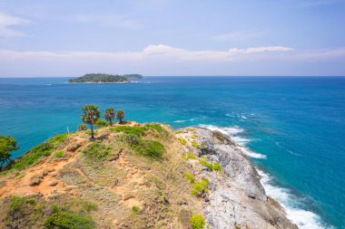 Phuket Thailand 'daki Laem Promthep Pelerini' nde kayalara çarpan hava manzaralı deniz dalgası. Phuket manzaralı Tayland 'da ünlü bir turizm merkezidir.
