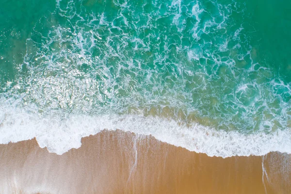 Αεροφωτογραφία Αμμώδης Παραλία Και Κύματα Συντρίβονται Στην Άμμο Όμορφη Τροπική — Φωτογραφία Αρχείου