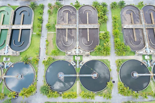 从高空俯瞰污水处理厂的自顶向下无人驾驶射流 水处理厂的固体接触净化器槽型污泥回流 工业废水处理厂 — 图库照片